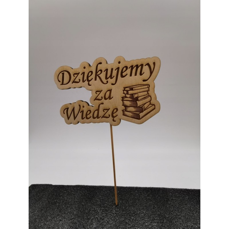 Topper/pik "Dziękujemy za wiedzę" z grawerem książek - 11x7 cm Topper/pik "Dziękujemy za wiedzę" z grawerem książek - 11x7 cm
