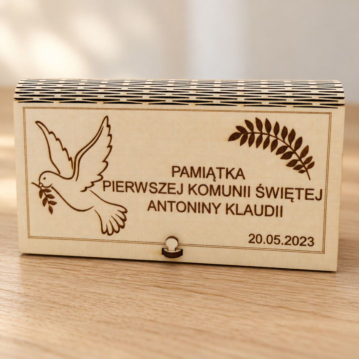 Drewniane pudełko w formie książki - pamiątka komunijna