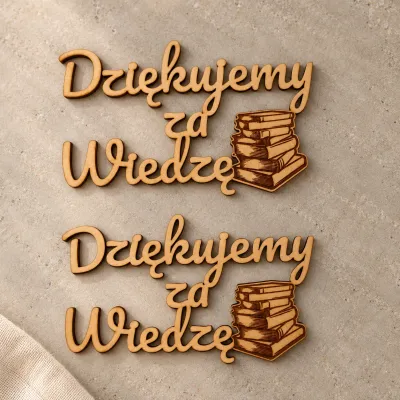 Drewniany napis "Dziękujemy za wiedzę" z grawerem książek - 11x7 cm
