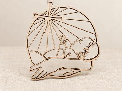 Ażurowa dekoracja komunijna - chłopiec przy krzyżu